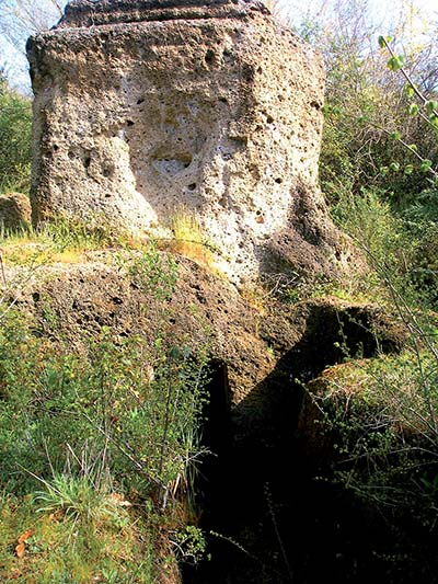 Insuglietti: Tomba etrusca a dado