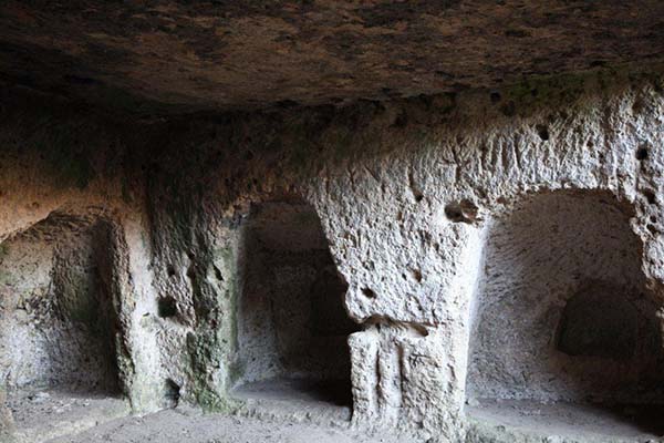 Morranaccio, le cinque grotte artificiali